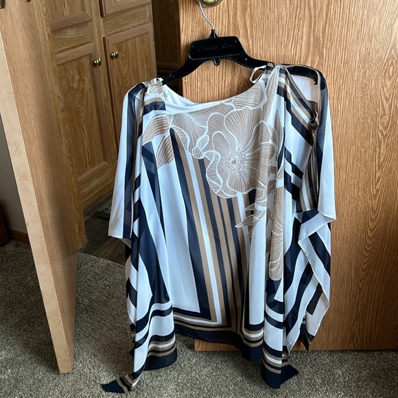 Gorgeous blouse! - Picture 2 of 3